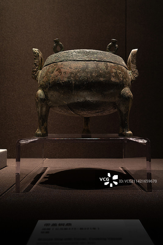 中国春秋时期青铜器，羽翅纹长颈铜壶，鲁侯方壶，龙纹铜簋，带盖铜鼎，编钟，图片素材