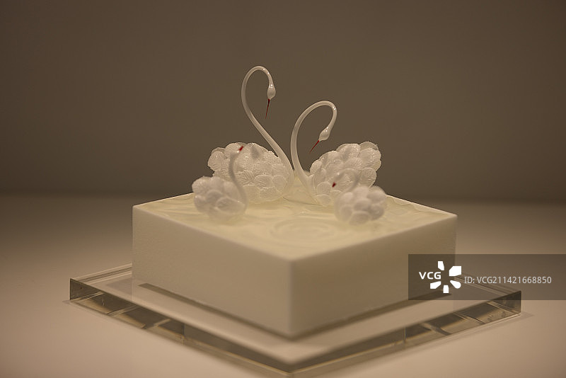 罗红摄影艺术馆展厅的天鹅艺术蛋糕图片素材