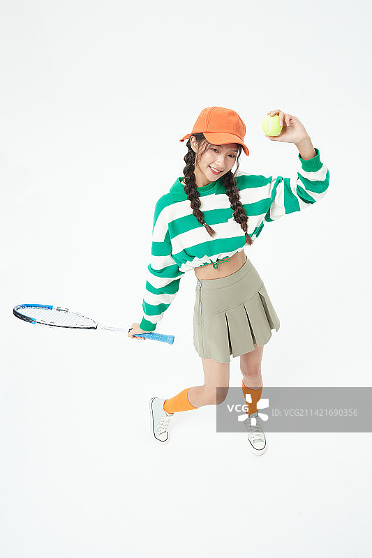 挥舞网球拍的年轻女学生图片素材