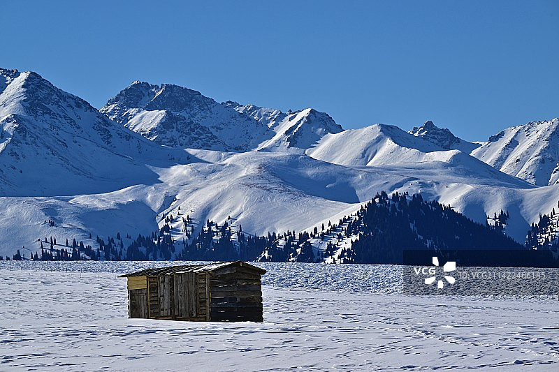 雪山下的木屋图片素材