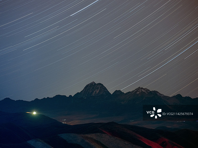 甘孜州新都桥镇拍摄雅拉雪山星轨图片素材