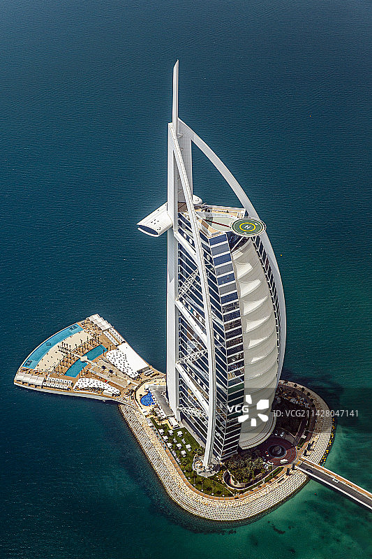航拍亚洲阿拉伯联合酋长国迪拜的朱美拉棕榈岛图片素材