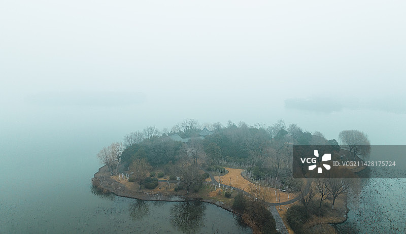 晨雾中的湿地与小岛图片素材