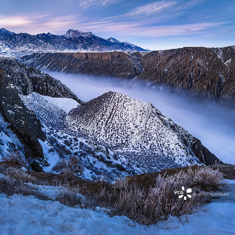独山子大峡谷的晨雾图片素材