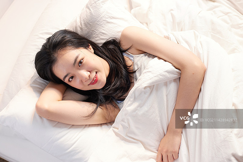 青年女人躺在床上睡觉图片素材