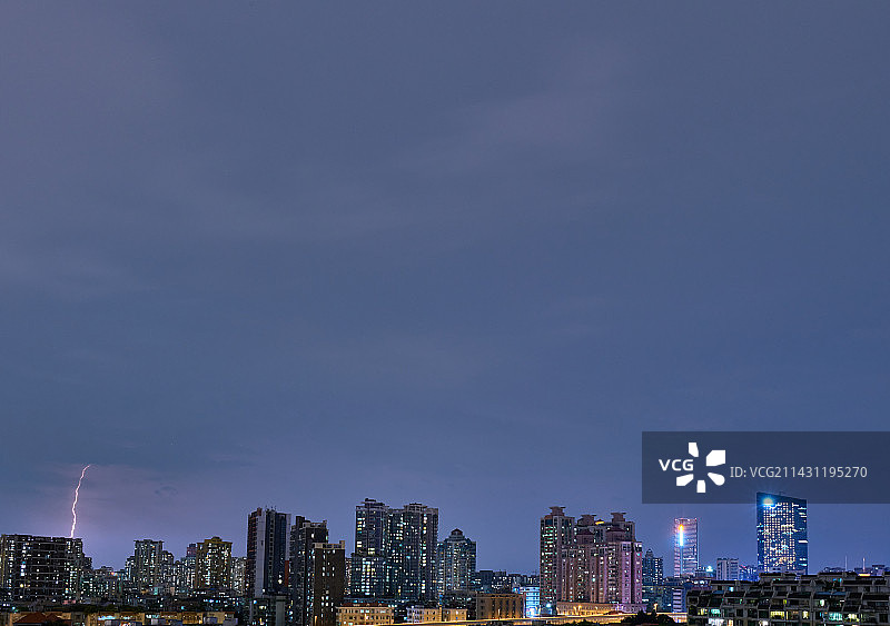 广州海珠区城市高楼建筑夜景灯光与夜空闪电图片素材