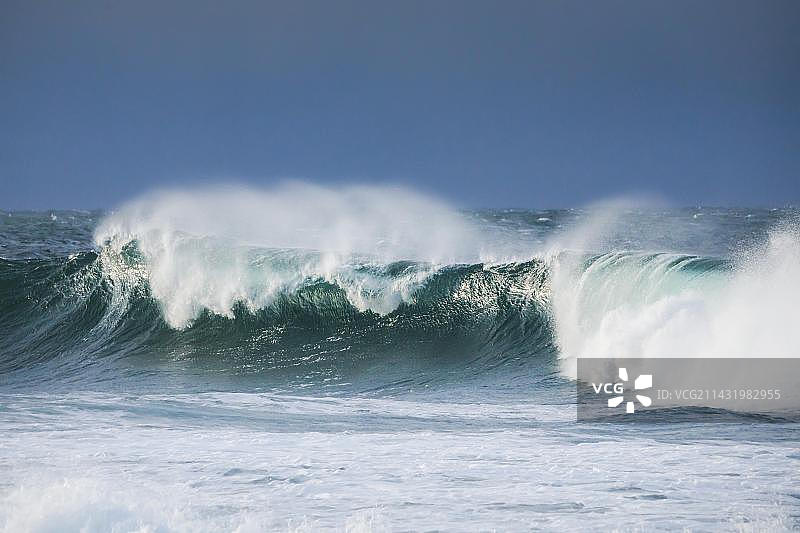 在欧洲法国布雷斯特附近的布列塔尼海岸，大浪在公海上破碎图片素材