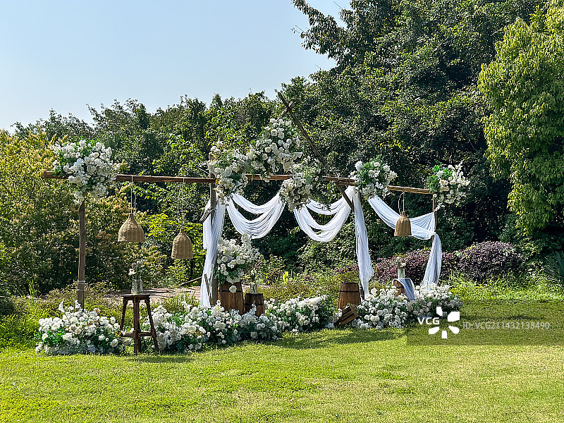 清新唯美户外草坪婚礼场景白色绿色图片素材