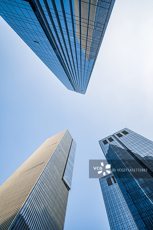 低角度仰拍广州金融区的摩天大楼图片素材