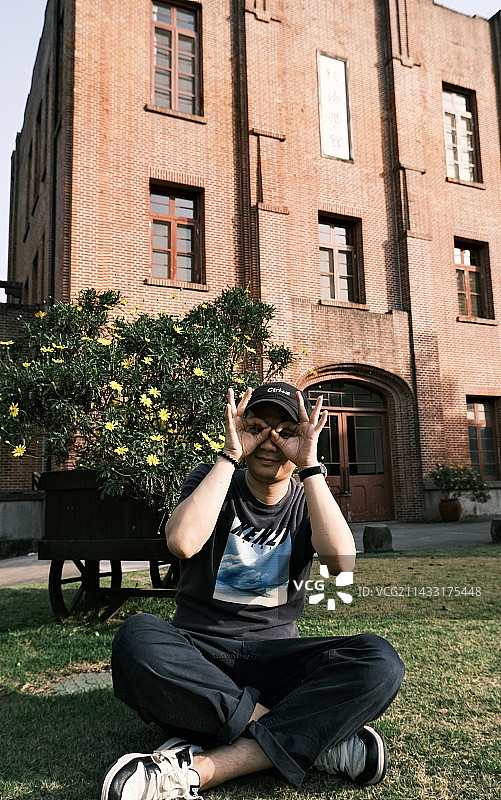 浙江大学之江校区 坐在草坪上休憩的闲暇时光图片素材