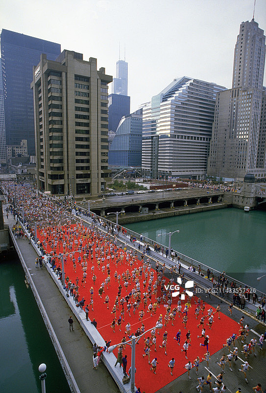 马拉松选手穿越芝加哥河图片素材