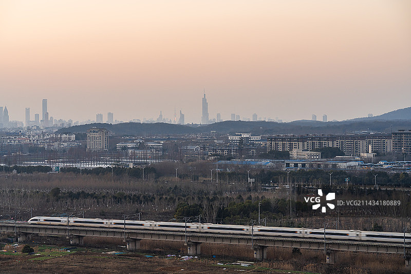 南京市紫峰大厦、高铁列车日落风光图片素材
