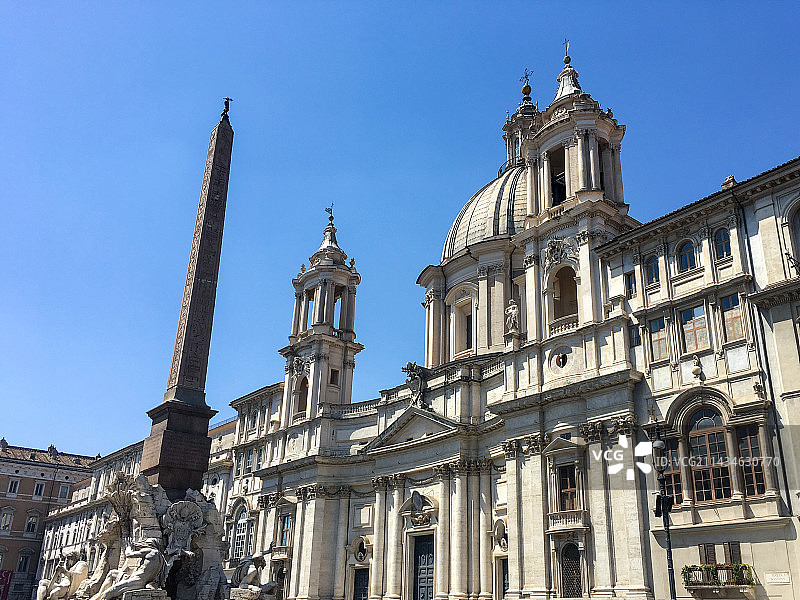 蓝天下罗马教堂的低角度视图图片素材
