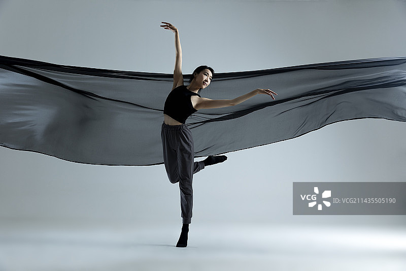 现代舞：美女舞者与黑色薄纱图片素材