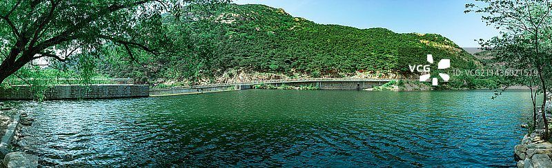 中国自然风光湖泊拍摄主题，山东省泰安市岱岳区彩石溪风景区，绿色的山脉和碧绿湖泊，蓝色的天空和云景图片素材