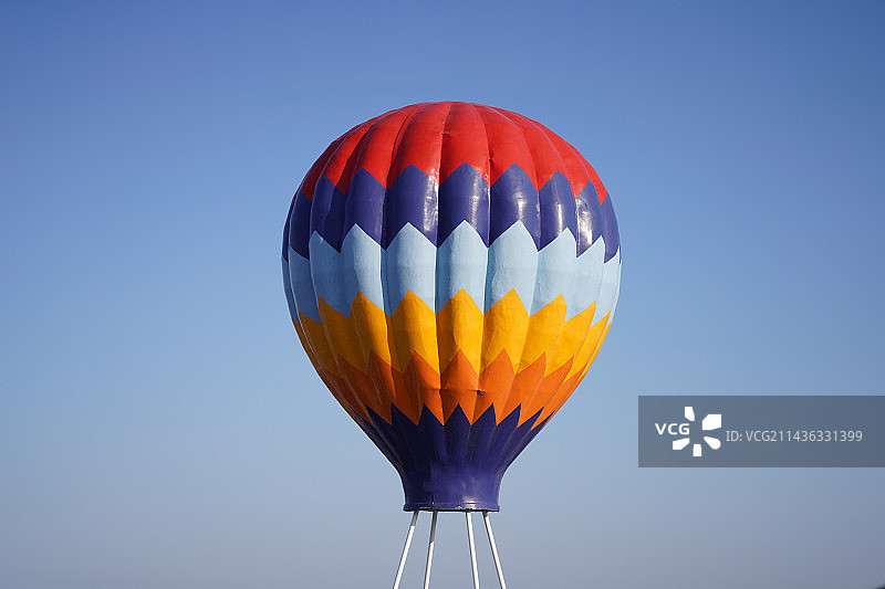 蓝天下热气球的低角度视图图片素材