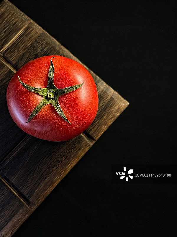 黑色背景下桌上西红柿的特写镜头图片素材