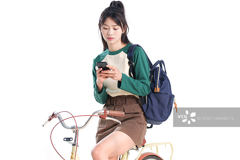 骑着自行车的女大学生图片素材
