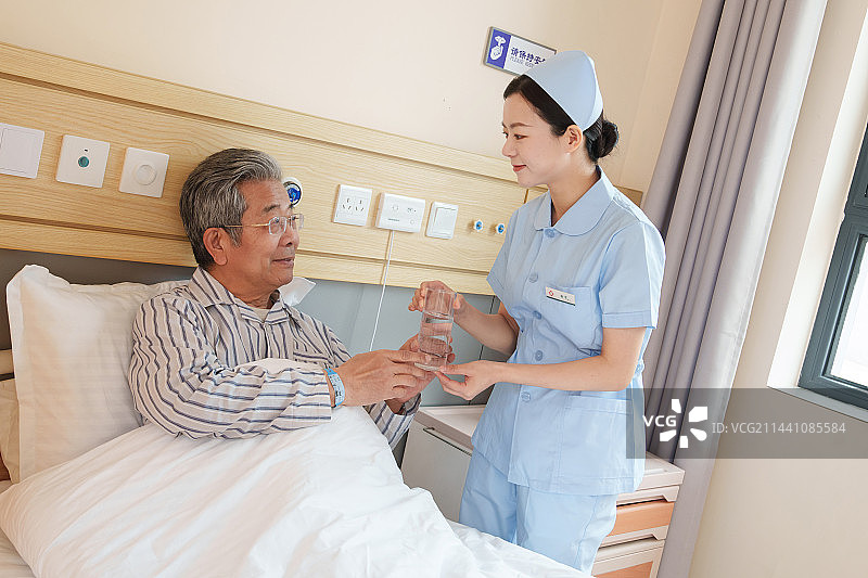 病房内护士照顾生病的老人图片素材
