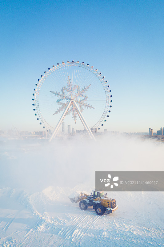 建设中的哈尔滨冰雪大世界及雪花摩天轮图片素材