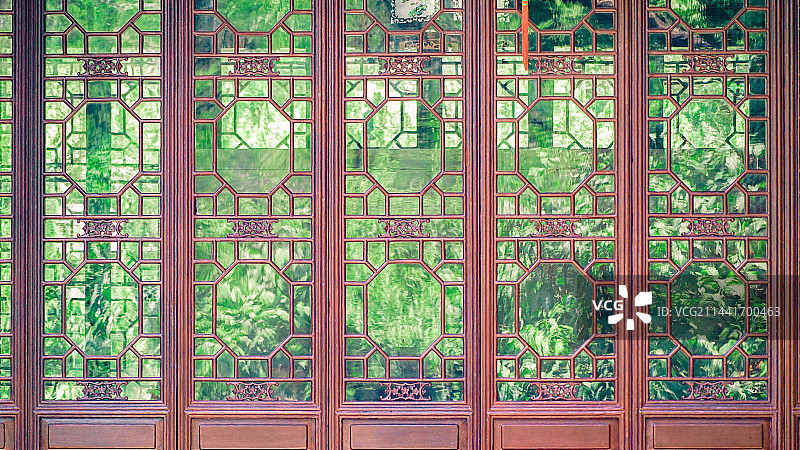 古典园林建筑漏窗外夏天绿色树林图片素材