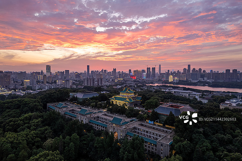 武汉大学的落日余晖图片素材
