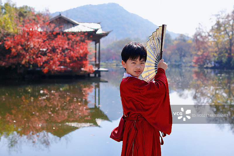 杭州西湖花港观鱼穿汉服的男孩图片素材