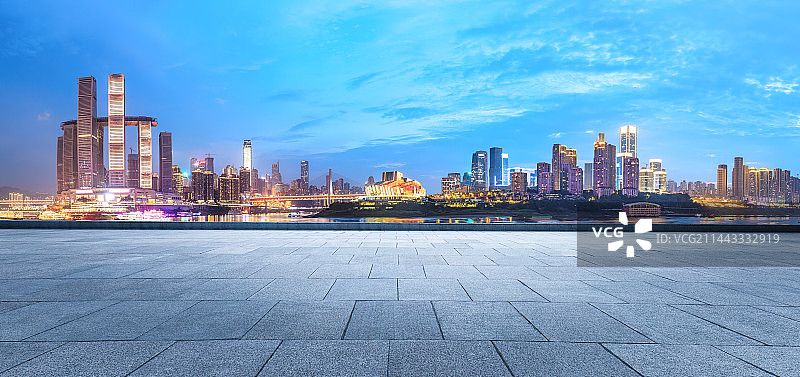 空的广场路面和重庆城市天际线夜景图片素材