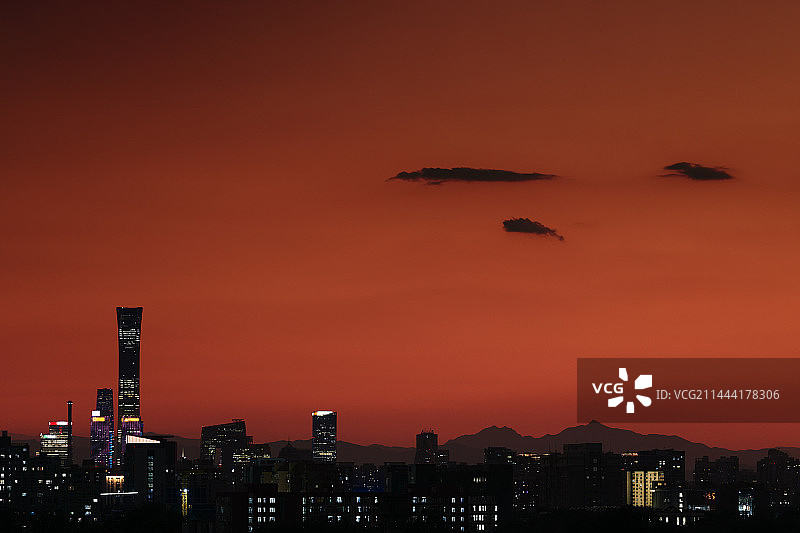 晚霞远山背景北京CBD地标摩天大楼中国尊黄昏图片素材