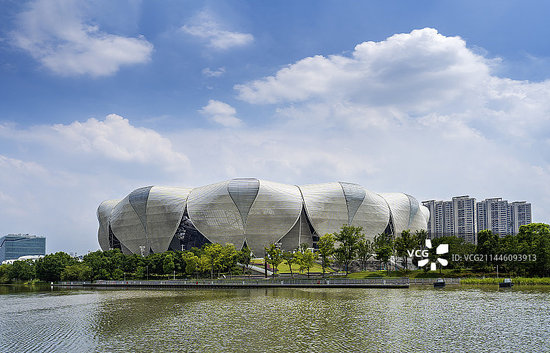 杭州奥体中心体育馆蓝天白云景观图片素材