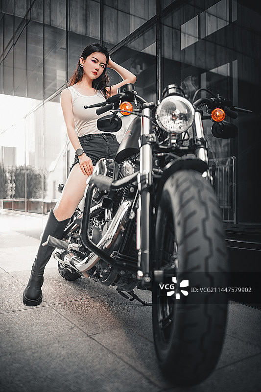 骑Harley(哈雷)x48的机车女孩图片素材