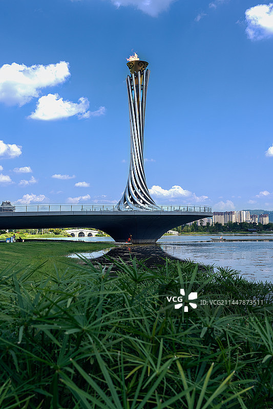《神鸟迎宾》成都第31届世界大学生运动会的火炬塔图片素材