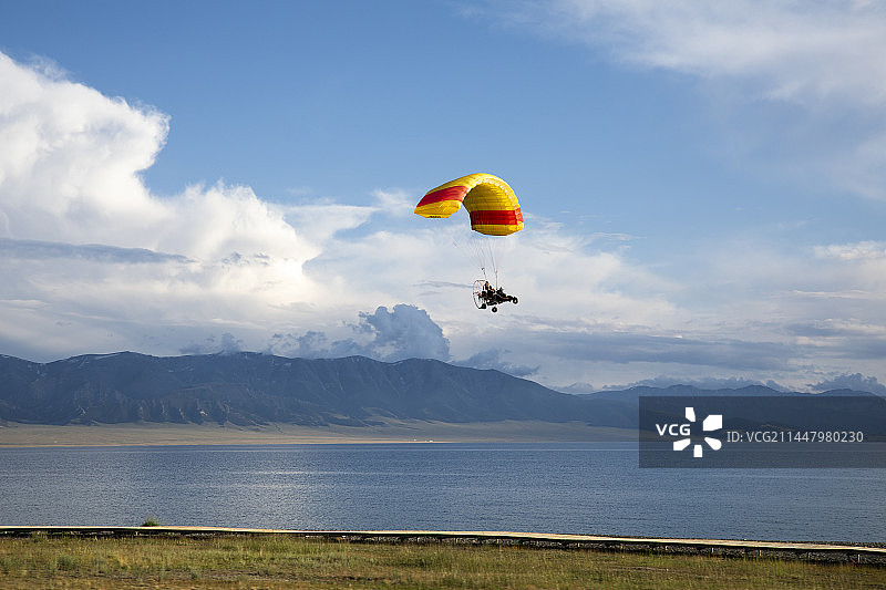 新疆赛里木湖上空的滑翔伞图片素材