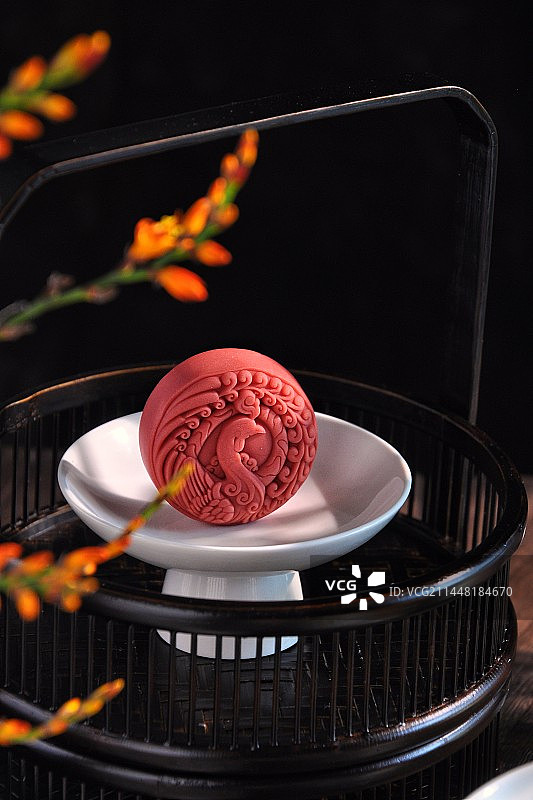 月饼创意光影特写中秋节传统美食甜点图片素材