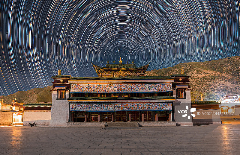 甘肃省甘南藏族自治州拉卜楞寺星空下的夜景图片素材