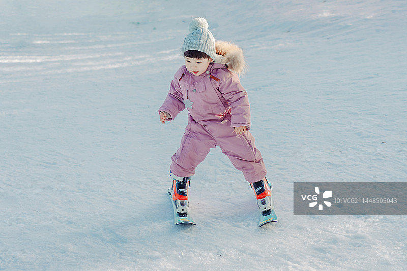 高山双板滑雪的魅力男孩图片素材