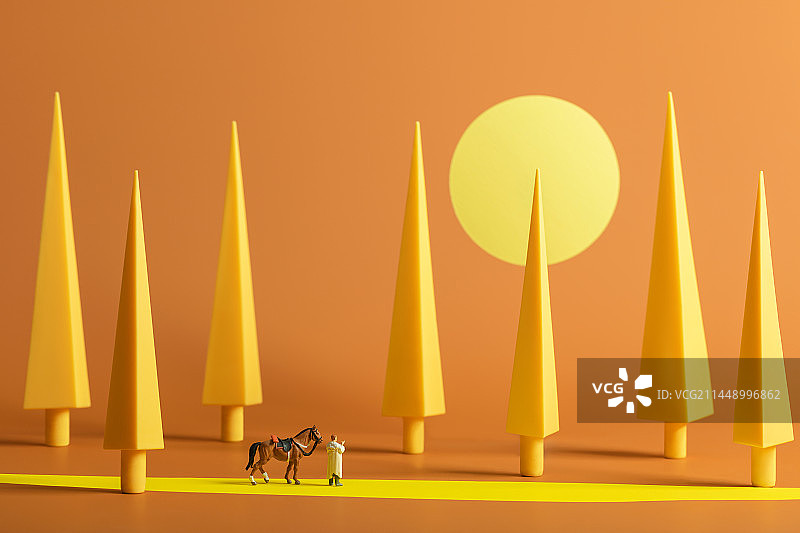 微缩创意抽象秋天黄树林看夕阳的人与马图片素材