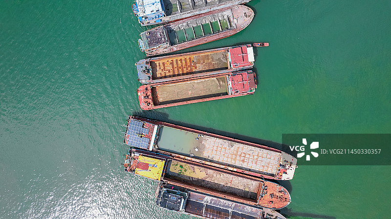 停泊在珠江水道上的船只图片素材
