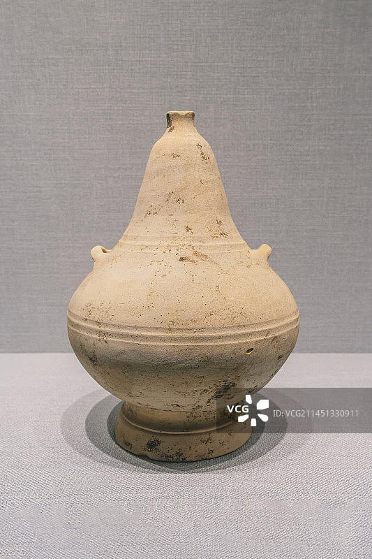 汉朝时期-弦纹灰陶瓠壶图片素材