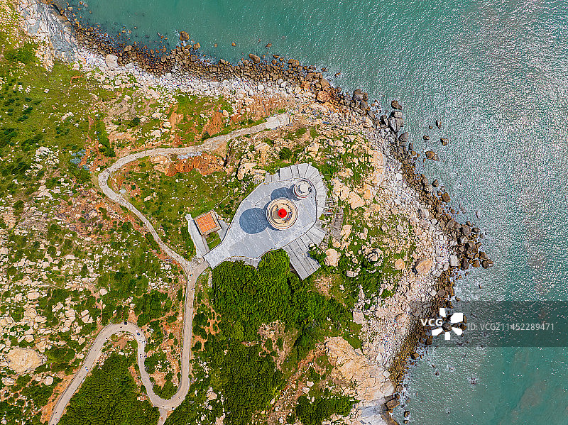 航拍夏季广东汕头南澳岛三囱崖灯塔风光图片素材