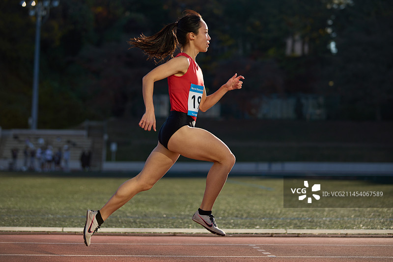 在跑道上跑步的日本运动员图片素材