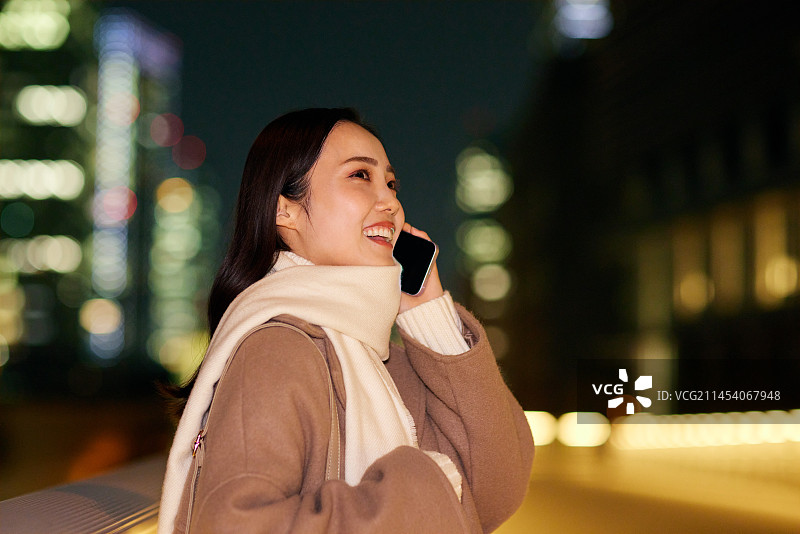 年轻的日本女性正在使用智能手机图片素材