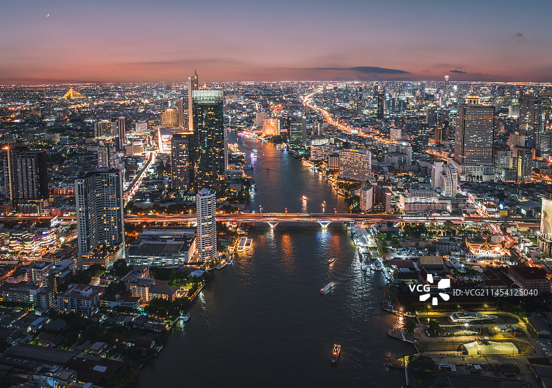 泰国曼谷夜游湄南河城市高楼天际线航拍风光图片素材