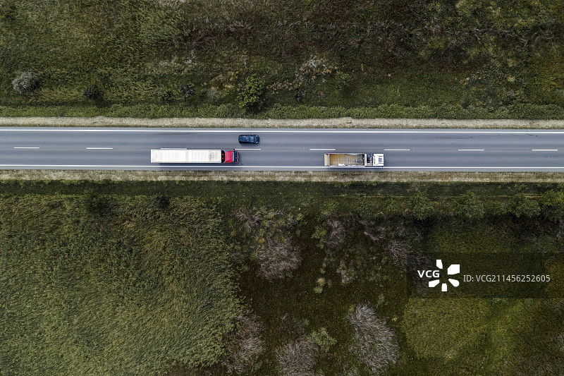 乡村公路上的自卸卡车，鸟瞰图图片素材
