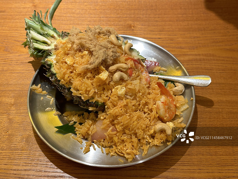 桌上盘子里食物（菠萝海鲜炒饭）的特写镜头图片素材