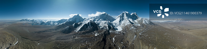 航拍西藏日喀则卓木拉日雪山图片素材