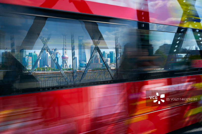 上海外滩风景和行驶在桥上公交车图片素材