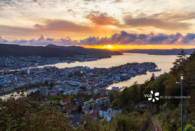 北欧挪威卑尔根秋季城市日落户外风光高视角图片素材