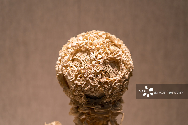 非物质文化遗产象牙材质雕刻玲珑球图片素材