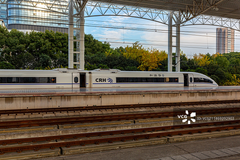 江苏省常州市火车站站台复兴号和谐号高铁进站风光图片素材
